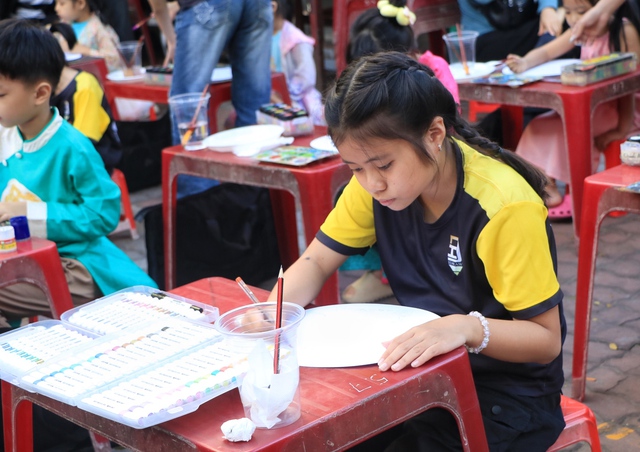 Cha mẹ ở TP.HCM diện áo dài cho con, đón tết sớm theo cách đặc biệt- Ảnh 7. Cha mẹ ở TP.HCM diện áo dài cho con, đón tết sớm theo cách đặc biệt- Ảnh 7.