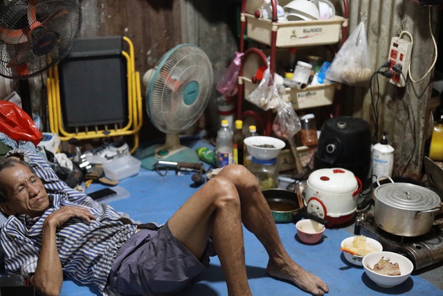 X&oacute;m ve chai ở TP.HCM: Mong bữa cơm no ng&agrave;y tết- Ảnh 2.