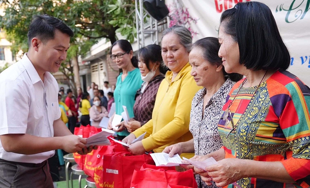 Bắt đầu trao qu&agrave; tết B&iacute;nh Ngọ cho c&aacute;c hộ kh&oacute; khăn - Ảnh 1.