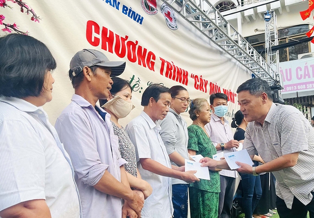 Bắt đầu trao qu&agrave; tết B&iacute;nh Ngọ cho c&aacute;c hộ kh&oacute; khăn - Ảnh 2.