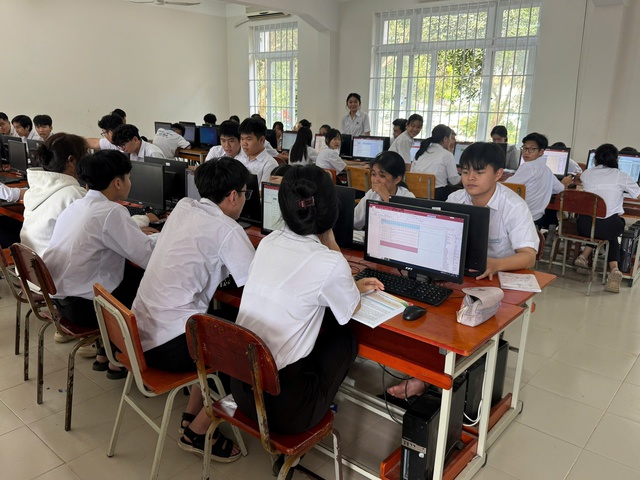 TP.HCM: V&igrave; sao hiệu trưởng y&ecirc;u cầu lớp trưởng phải thu học ph&iacute; bạn c&ugrave;ng lớp? - Ảnh 1.