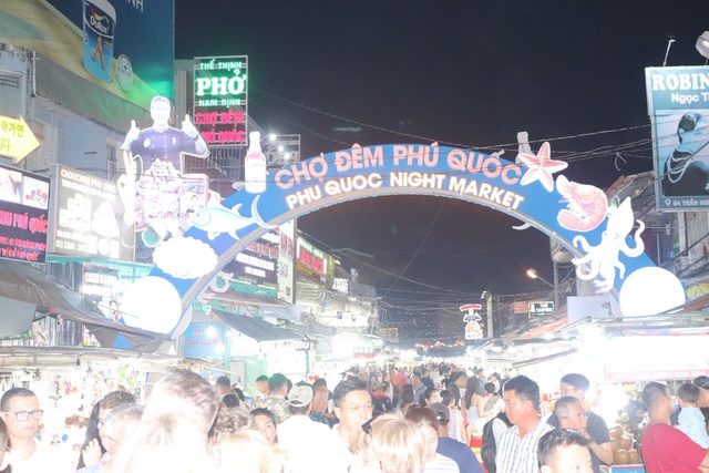 Tết B&iacute;nh Ngọ 2026: Chợ đ&ecirc;m Ph&uacute; Quốc n&aacute;o nhiệt, thu  h&uacute;t du kh&aacute;ch đ&ocirc;ng 'khủng'- Ảnh 6.