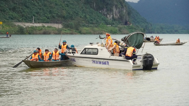 T&igrave;m thấy thi thể 2 &ocirc;ng ch&aacute;u trong vụ ch&igrave;m thuyền tr&ecirc;n s&ocirc;ng Gianh- Ảnh 2.