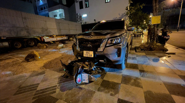 &Ocirc; t&ocirc; t&ocirc;ng chết người v&agrave; k&eacute;o l&ecirc; xe m&aacute;y d&agrave;i cả c&acirc;y số ở Phan Thiết - Ảnh 1.