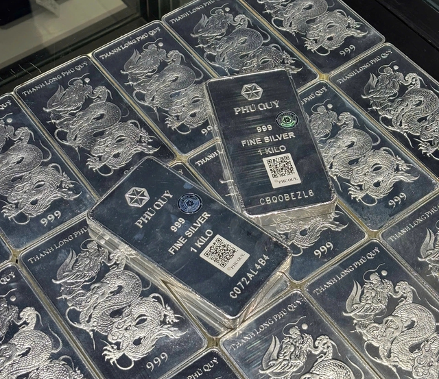 Gi&aacute; bạc hơn 80 triệu đồng/kg, h&agrave;ng chục cửa h&agrave;ng mở cửa trở lại- Ảnh 2.