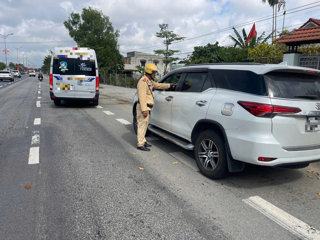 Công an TP.Huế xuyên đêm tuần tra, giữ bình yên cho người dân trong dịp tết- Ảnh 1. Công an TP.Huế xuyên đêm tuần tra, giữ bình yên cho người dân trong dịp tết- Ảnh 1.