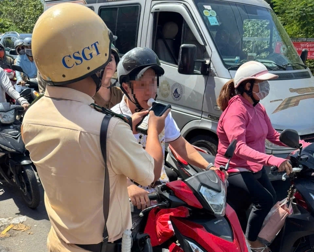 CSGT xử lý hơn 1.700 trường hợp vi phạm nồng độ cồn trong 3 ngày tết - Ảnh 2.