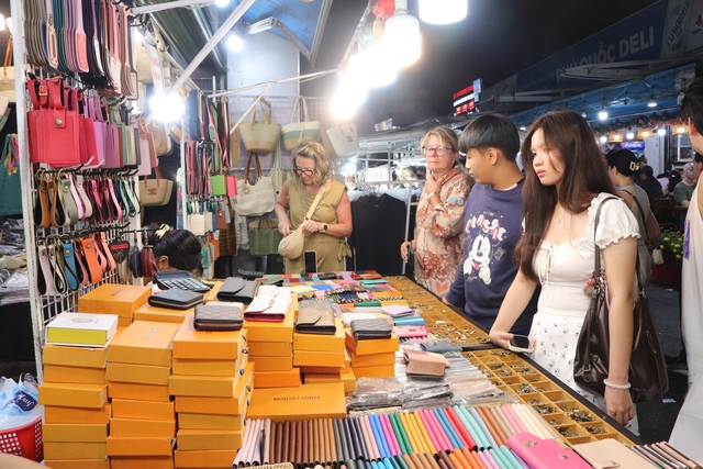 Tết B&iacute;nh Ngọ 2026: Chợ đ&ecirc;m Ph&uacute; Quốc n&aacute;o nhiệt, thu  h&uacute;t du kh&aacute;ch đ&ocirc;ng 'khủng'- Ảnh 4.