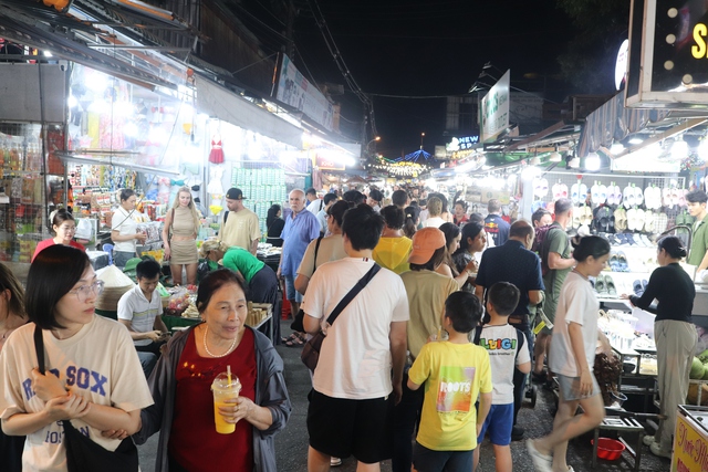 Tết B&iacute;nh Ngọ 2026: Chợ đ&ecirc;m Ph&uacute; Quốc n&aacute;o nhiệt, thu  h&uacute;t du kh&aacute;ch đ&ocirc;ng 'khủng'- Ảnh 5.