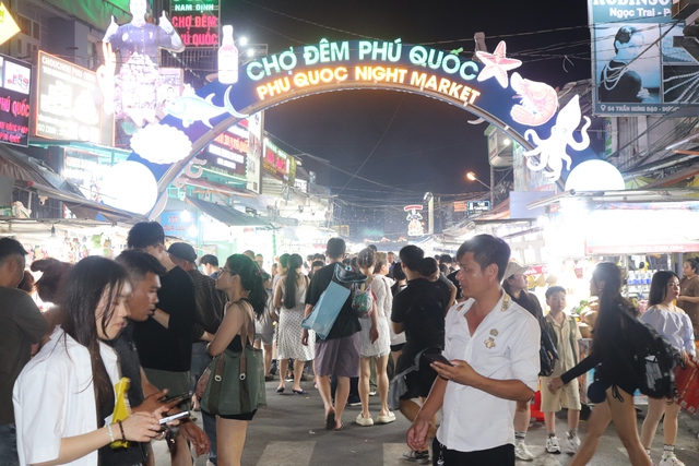 Tết B&iacute;nh Ngọ 2026: Chợ đ&ecirc;m Ph&uacute; Quốc n&aacute;o nhiệt, thu  h&uacute;t du kh&aacute;ch đ&ocirc;ng 'khủng'- Ảnh 1.