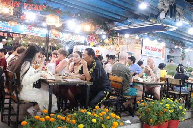 Tết B&iacute;nh Ngọ 2026: Chợ đ&ecirc;m Ph&uacute; Quốc n&aacute;o nhiệt, thu  h&uacute;t du kh&aacute;ch đ&ocirc;ng 'khủng'- Ảnh 3.