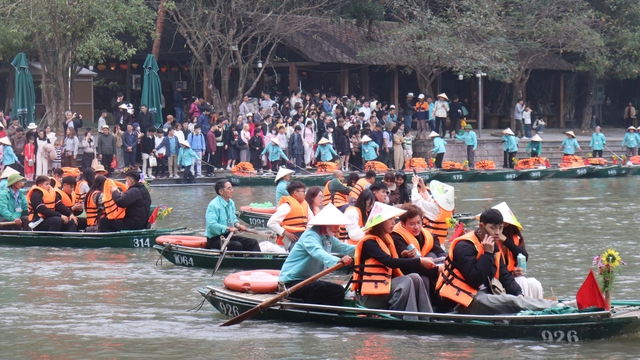 Ninh Bình đón gần nửa triệu lượt khách ngày mùng 4 tết- Ảnh 1. Ninh Bình đón gần nửa triệu lượt khách ngày mùng 4 tết- Ảnh 1.