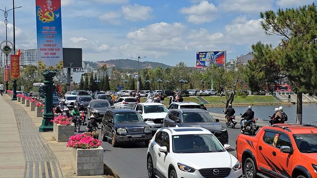 Đ&agrave; Lạt 'ch&aacute;y ph&ograve;ng' dịp Tết B&iacute;nh Ngọ 2026 - Ảnh 1.