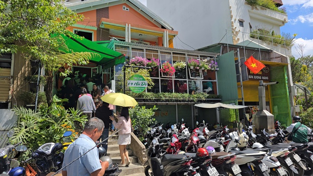 Kh&aacute;ch du xu&acirc;n nườm nượp tại Đ&agrave; Lạt , ph&ograve;ng nghỉ ch&aacute;y dịp Tết B&iacute;nh Ngọ 2026 - Ảnh 7.