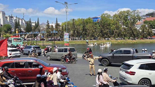 Kh&aacute;ch du xu&acirc;n nườm nượp tại Đ&agrave; Lạt , ph&ograve;ng nghỉ ch&aacute;y dịp Tết B&iacute;nh Ngọ 2026 - Ảnh 8.