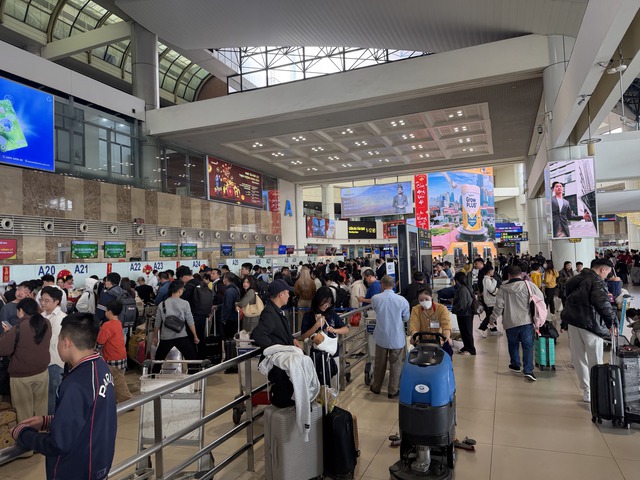 S&acirc;n bay Nội B&agrave;i đ&ocirc;ng nghẹt chiều m&ugrave;ng 4 tết- Ảnh 8.