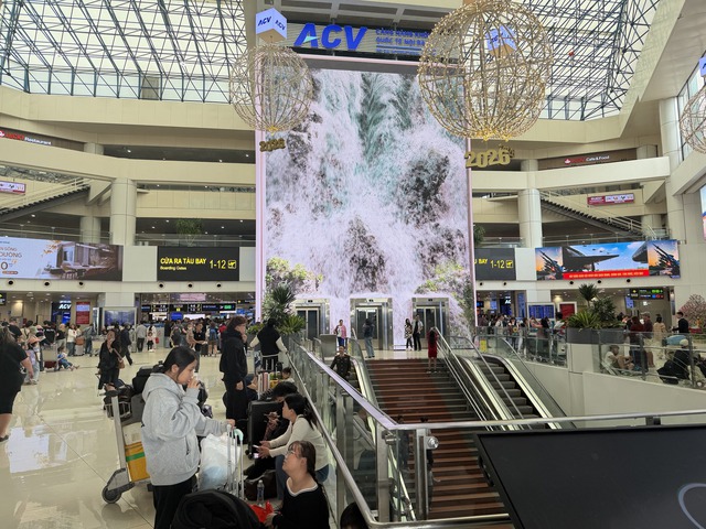 S&acirc;n bay Nội B&agrave;i đ&ocirc;ng nghẹt chiều m&ugrave;ng 4 tết- Ảnh 10.