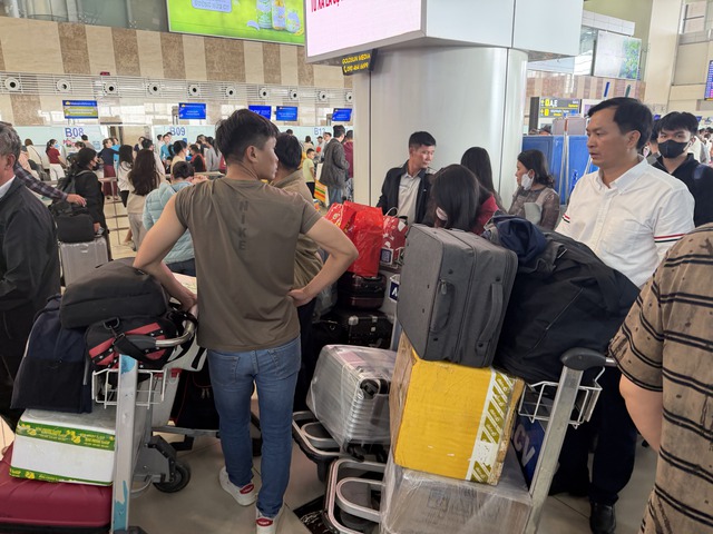 S&acirc;n bay Nội B&agrave;i đ&ocirc;ng nghẹt chiều m&ugrave;ng 4 tết- Ảnh 1.