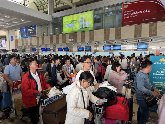 S&acirc;n bay Nội B&agrave;i đ&ocirc;ng nghẹt chiều m&ugrave;ng 4 tết- Ảnh 3.