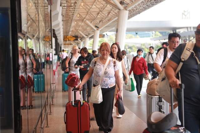 Mùng 4 tết, ga đi sân bay Tân Sơn Nhất "nghẹt thở" vì sao? - Ảnh 6.