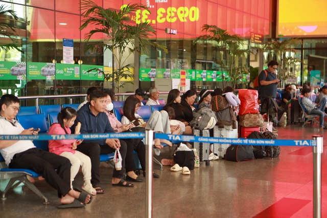 Mùng 4 tết, ga đi sân bay Tân Sơn Nhất "nghẹt thở" vì sao? - Ảnh 7.