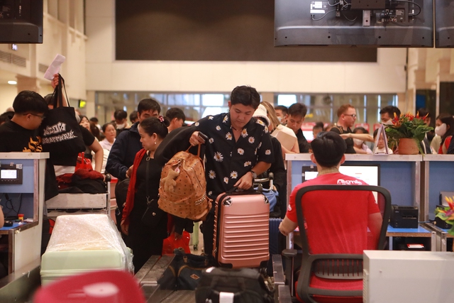 Mùng 4 tết, ga đi sân bay Tân Sơn Nhất "nghẹt thở" vì sao? - Ảnh 5.