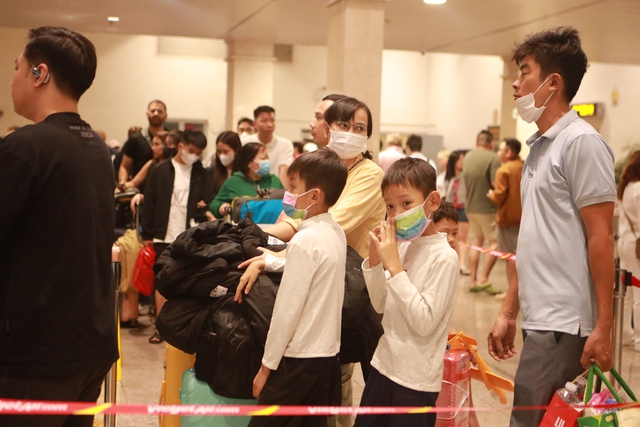 Mùng 4 tết, ga đi sân bay Tân Sơn Nhất "nghẹt thở" vì sao? - Ảnh 2.