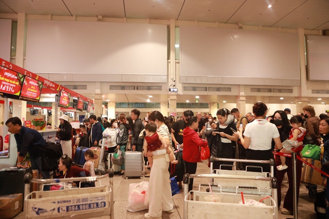 Mùng 4 tết, ga đi sân bay Tân Sơn Nhất "nghẹt thở" vì sao? - Ảnh 1.