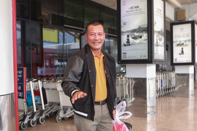 Mùng 4 tết, ga đi sân bay Tân Sơn Nhất "nghẹt thở" vì sao? - Ảnh 3.