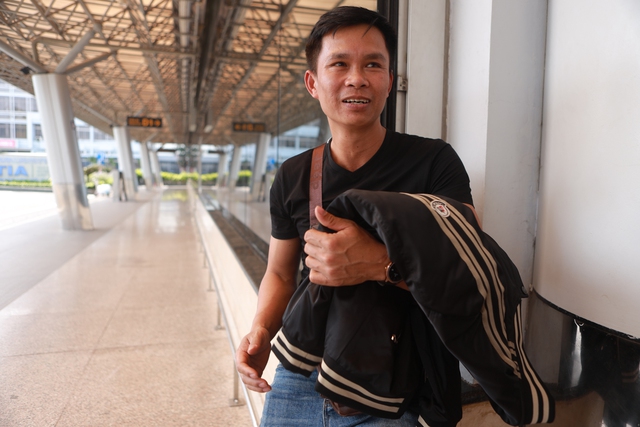 Mùng 4 tết, ga đi sân bay Tân Sơn Nhất "nghẹt thở" vì sao? - Ảnh 4.