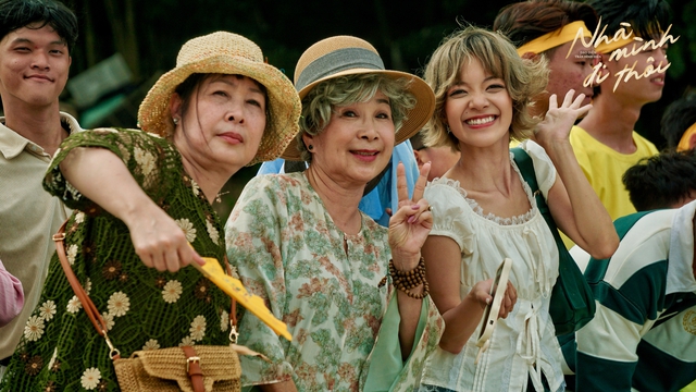 NSND Kim Xu&acirc;n: 70 tuổi vẫn 'ch&aacute;y' với nghề, c&oacute; chồng đồng h&agrave;nh mỗi chuyến quay phim - Ảnh 1.