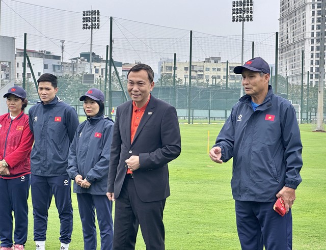 'Tướng' Mai Đức Chung: 77 tuổi, vẫn g&aacute;c tết ra trận c&ugrave;ng đội tuyển nữ Việt Nam- Ảnh 2.