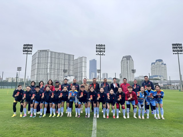 'Tướng' Mai Đức Chung: 77 tuổi, vẫn g&aacute;c tết ra trận c&ugrave;ng đội tuyển nữ Việt Nam- Ảnh 3.