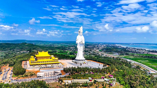 Quảng Ngãi: Doanh thu du lịch dịp tết đạt 488 tỉ đồng, đón 610.000 lượt khách- Ảnh 1. Quảng Ngãi: Doanh thu du lịch dịp tết đạt 488 tỉ đồng, đón 610.000 lượt khách- Ảnh 1.