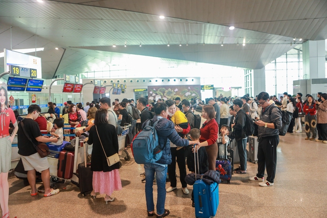 Sân bay Vinh chiều mùng 5 tết: Hàng ngàn người chờ trở lại TP.HCM - Ảnh 1.