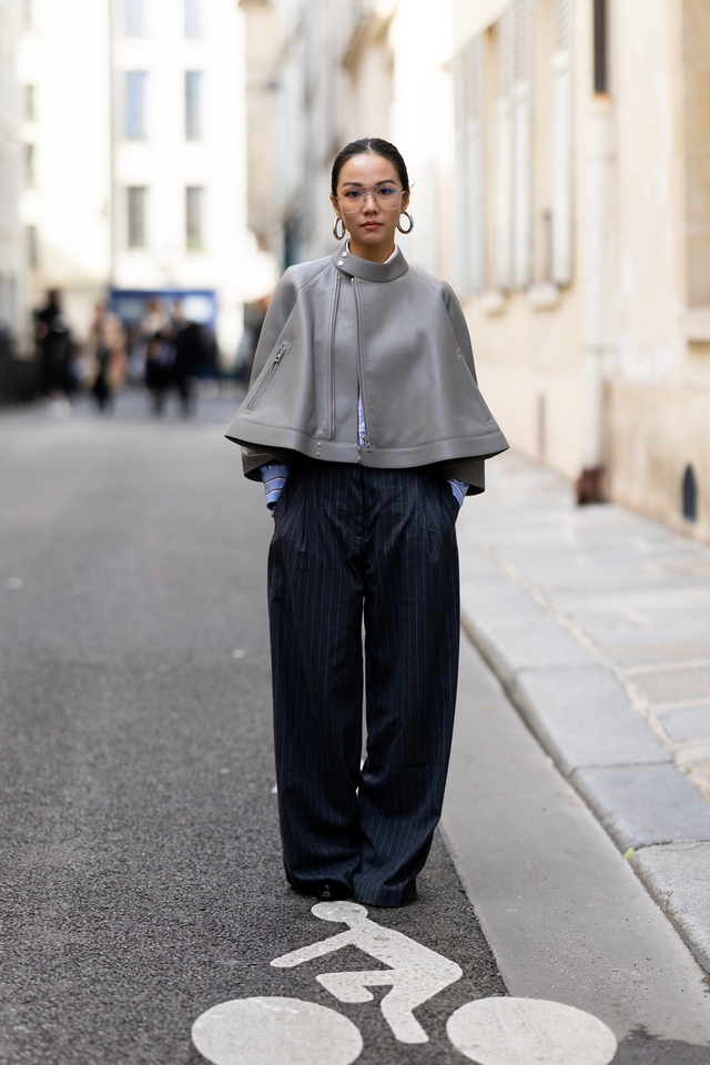 Quần tây kẻ sọc, từ đồng phục công sở đến xu hướng hằng ngày- Ảnh 1. Quần tây kẻ sọc, từ đồng phục công sở đến xu hướng hằng ngày- Ảnh 1.