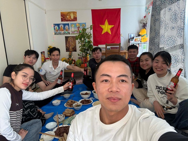 Xa qu&ecirc; hương, bạn trẻ đ&oacute;n tết thế n&agrave;o? - Ảnh 3.