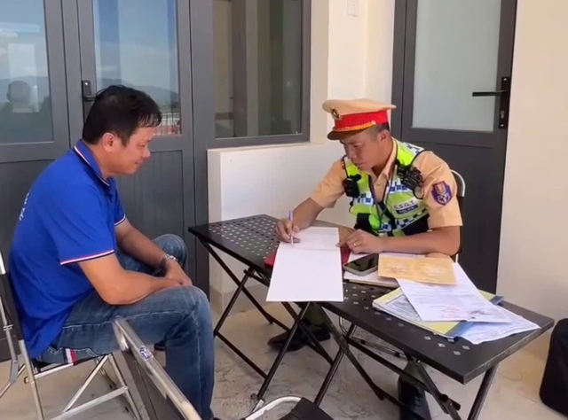 Hành khách nhắn tin báo, CSGT xử phạt xe khách 'nhồi nhét' thêm 6 người - Ảnh 1. Hành khách nhắn tin báo, CSGT xử phạt xe khách 'nhồi nhét' thêm 6 người - Ảnh 1.