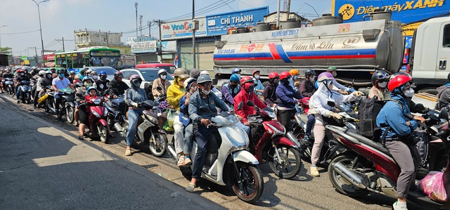 M&ugrave;ng 5 tết, người d&acirc;n quay lại TP.HCM: Cửa ng&otilde; ph&iacute;a t&acirc;y đ&ocirc;ng đ&uacute;c nhưng kh&ocirc;ng kẹt xe- Ảnh 2.