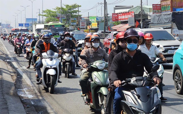 M&ugrave;ng 5 tết, người d&acirc;n quay lại TP.HCM: Cửa ng&otilde; ph&iacute;a t&acirc;y đ&ocirc;ng đ&uacute;c nhưng kh&ocirc;ng kẹt xe- Ảnh 1.