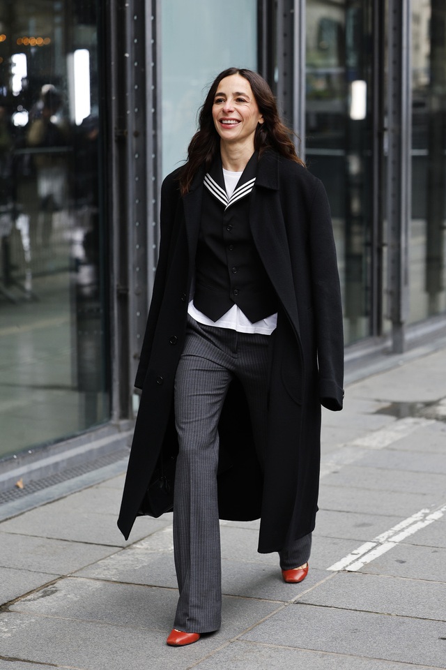 Quần tây kẻ sọc, từ đồng phục công sở đến xu hướng hằng ngày- Ảnh 7. Quần tây kẻ sọc, từ đồng phục công sở đến xu hướng hằng ngày- Ảnh 7.