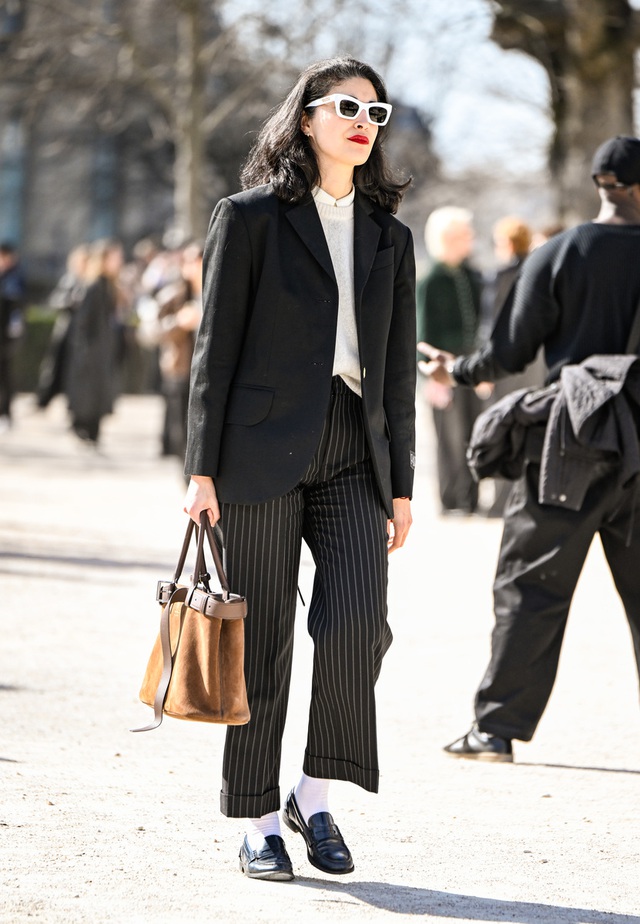 Quần tây kẻ sọc, từ đồng phục công sở đến xu hướng hằng ngày- Ảnh 6. Quần tây kẻ sọc, từ đồng phục công sở đến xu hướng hằng ngày- Ảnh 6.