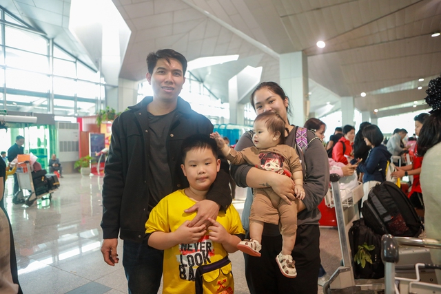 Sân bay Vinh chiều mùng 5 tết: Hàng ngàn người chờ trở lại TP.HCM - Ảnh 2.