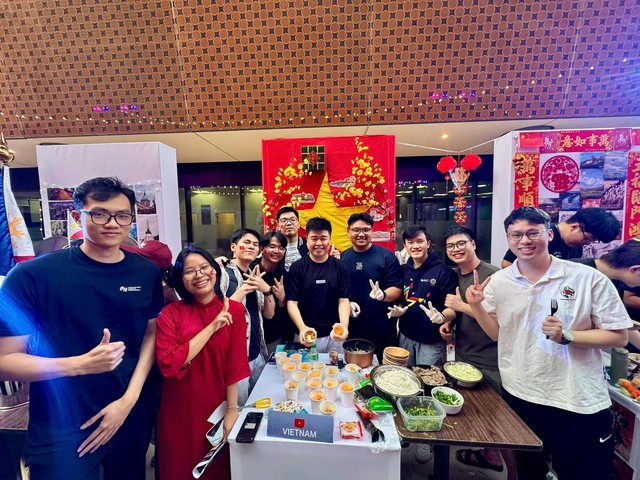 Xa qu&ecirc; hương, bạn trẻ đ&oacute;n tết thế n&agrave;o? - Ảnh 1.