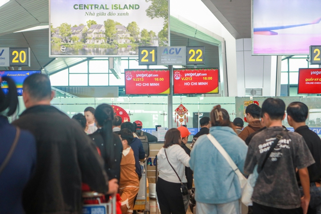 Sân bay Vinh chiều mùng 5 tết: Hàng ngàn người chờ trở lại TP.HCM - Ảnh 4.