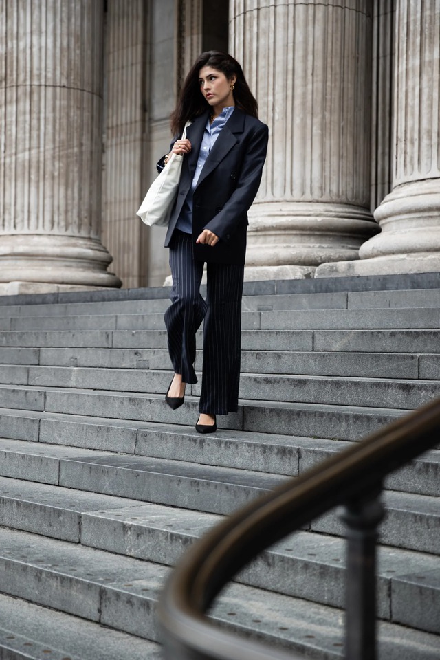 Quần tây kẻ sọc, từ đồng phục công sở đến xu hướng hằng ngày- Ảnh 2. Quần tây kẻ sọc, từ đồng phục công sở đến xu hướng hằng ngày- Ảnh 2.