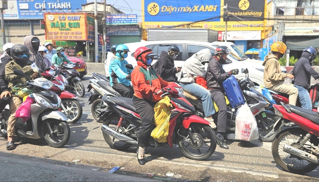 M&ugrave;ng 5 tết, người d&acirc;n quay lại TP.HCM: Cửa ng&otilde; ph&iacute;a t&acirc;y đ&ocirc;ng đ&uacute;c nhưng kh&ocirc;ng kẹt xe- Ảnh 3.