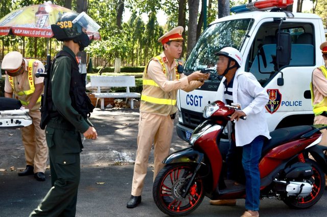 CSGT siết kiểm tra nồng độ cồn dịp Tết B&iacute;nh Ngọ ở khu vực Phan Thiết- Ảnh 1.