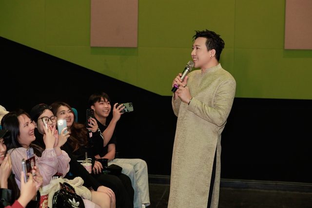 Lập vi bằng, xử lý tài khoản quay lén phim tết của Trấn Thành - Ảnh 2.