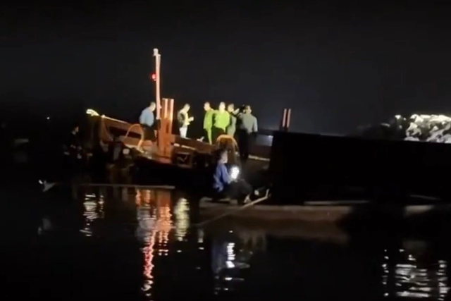 Chìm tàu khách trên hồ Thác Bà, 6 người mất tích- Ảnh 1. Chìm tàu khách trên hồ Thác Bà, 6 người mất tích- Ảnh 1.